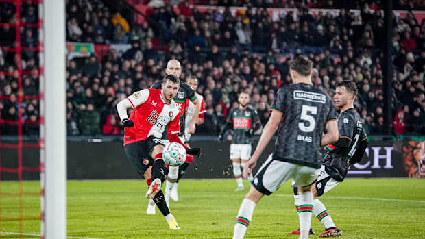 El impresionante gol de Santiago Giménez